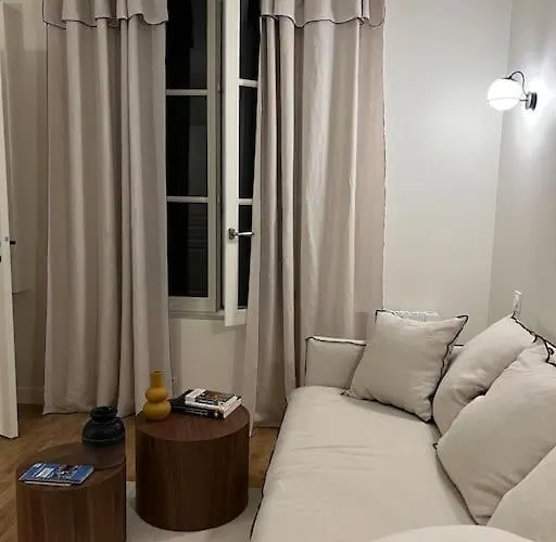 Marais - Unique Duplex Decorated With Taste 巴黎